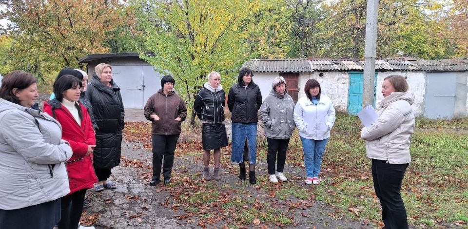 Сегодня, 21 октября, в Советском внутригородском районе депутат Макеевского городского совета первого созыва Алена Трякина провела встречу с жителями возле дома № 5А по улице Середы Сегодня, 21 октября, в Советском внутригородском районе депутат Макеевского городского совета первого созыва Алена Трякина провела встречу с жителями возле дома № 5А по улице Середы