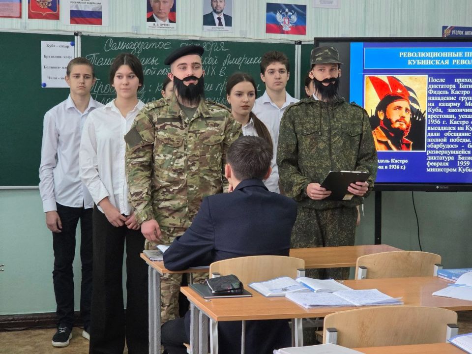 В рамках проекта партии "ЕДИНАЯ РОССИЯ" «Моя карьера с ЕР» в общеобразовательных организациях городского округа Макеевка проведены Единые дни открытых дверей в профильных классах В рамках проекта партии "ЕДИНАЯ РОССИЯ" «Моя карьера с ЕР» в общеобразовательных организациях городского округа Макеевка проведены Единые дни открытых дверей в профильных классах