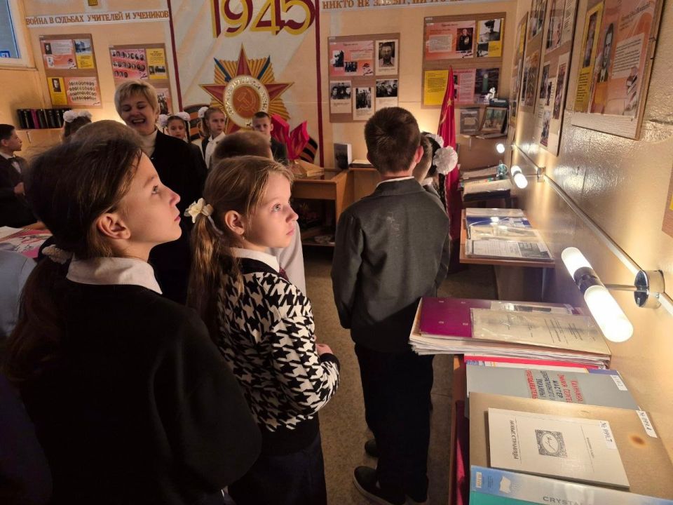 22 октября 2025 года в ГБОУ "НШ № 5 Г.О. МАКЕЕВКА" было проведено открытое мероприятие в школьном музее "Отечество нам - школа №5" в рамках Республиканской акции "Учиться в Донбассе" и социального проекта "Дети - детям" 22 октября 2025 года в ГБОУ "НШ № 5 Г.О. МАКЕЕВКА" было проведено открытое мероприятие в школьном музее "Отечество нам - школа №5" в рамках Республиканской акции "Учиться в Донбассе" и социального проекта "Дети - детям"