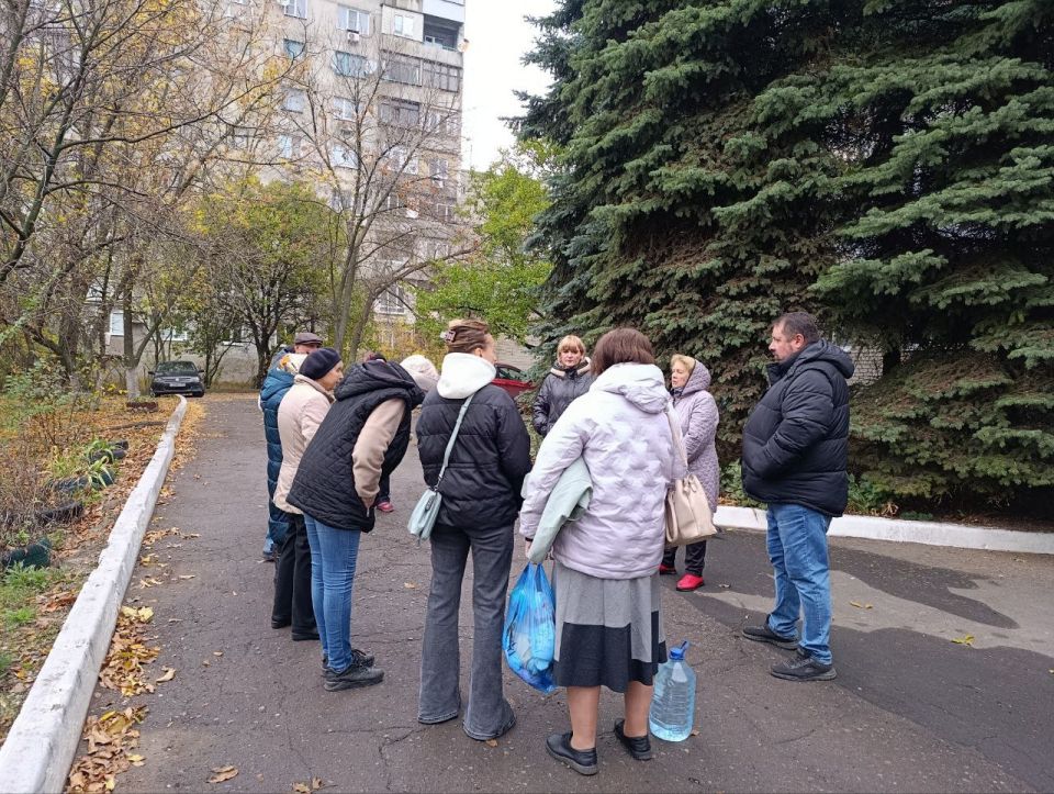 Сегодня, 21 октября заместитель руководителя Управы Червоногвардейского внутригородского района Администрации городского округа Макеевка Татьяна Задорожная провела встречу с жителями жилого массива Горького на придомовой... Сегодня, 21 октября заместитель руководителя Управы Червоногвардейского внутригородского района Администрации городского округа Макеевка Татьяна Задорожная провела встречу с жителями жилого массива Горького на придомовой...