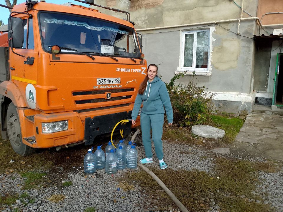 В Кировском внутригородском районе при поддержке региона-шефа Московская область продолжается подвоз воды для жителей домов, в которые в установленный графиком день не поступила вода В Кировском внутригородском районе при поддержке региона-шефа Московская область продолжается подвоз воды для жителей домов, в которые в установленный графиком день не поступила вода