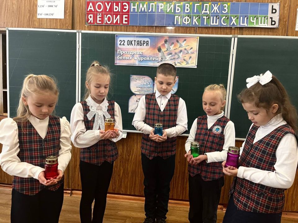 Сегодня, 22 октября, в образовательных учреждениях Кировского внутригородского района, в рамках проекта «Историческая память» Всероссийской политической партии «Единая Россия», прошла Акция памяти «День Белых Журавлей» Сегодня, 22 октября, в образовательных учреждениях Кировского внутригородского района, в рамках проекта «Историческая память» Всероссийской политической партии «Единая Россия», прошла Акция памяти «День Белых Журавлей»