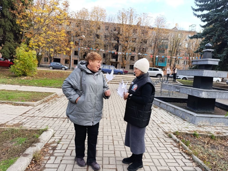 Сегодня, 22 октября, в рамках партийного проекта Единой России «Историческая память» и проекта «Эхо времен» Общественного Движения «Донецкая Республика» в Советском внутригородском районе городского округа Макеевка... Сегодня, 22 октября, в рамках партийного проекта Единой России «Историческая память» и проекта «Эхо времен» Общественного Движения «Донецкая Республика» в Советском внутригородском районе городского округа Макеевка...