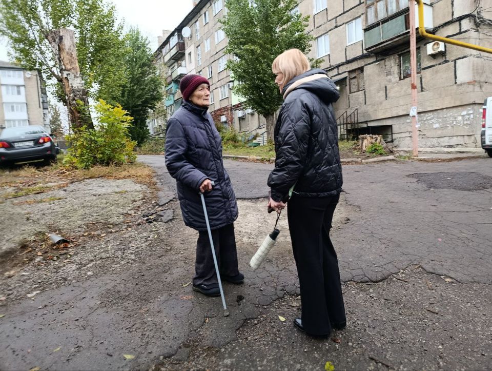 Сегодня, 21 октября во дворе дома № 7 по улице Ермощенко состоялась встреча заместителя руководителя Управы Червоногвардейского внутригородского района Администрации городского округа Макеевка Татьяны Задорожной с жителями... Сегодня, 21 октября во дворе дома № 7 по улице Ермощенко состоялась встреча заместителя руководителя Управы Червоногвардейского внутригородского района Администрации городского округа Макеевка Татьяны Задорожной с жителями...