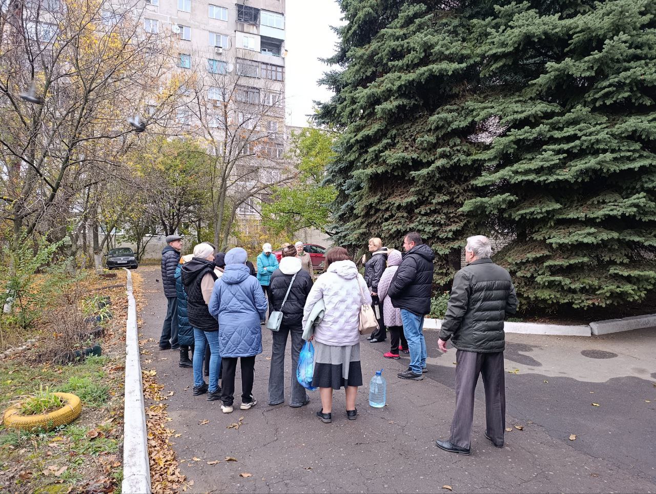 Сегодня, 21 октября заместитель руководителя Управы Червоногвардейского внутригородского района Администрации городского округа Макеевка Татьяна Задорожная провела встречу с жителями жилого массива Горького на придомовой... Сегодня, 21 октября заместитель руководителя Управы Червоногвардейского внутригородского района Администрации городского округа Макеевка Татьяна Задорожная провела встречу с жителями жилого массива Горького на придомовой...