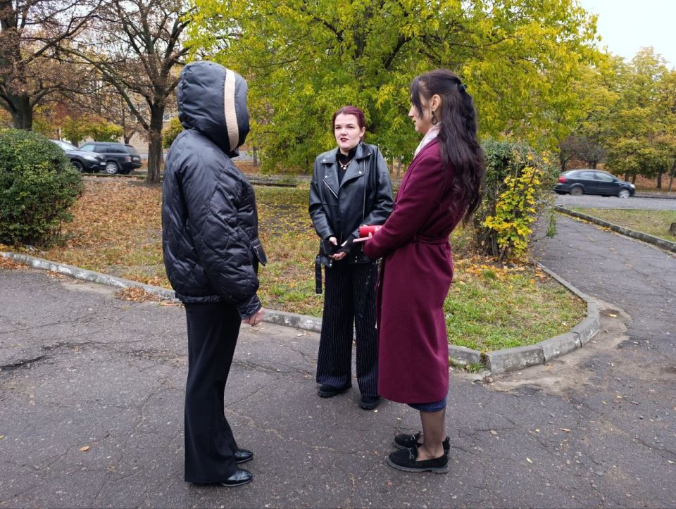 Сегодня, 21 октября во дворе дома № 7 по улице Ермощенко состоялась встреча заместителя руководителя Управы Червоногвардейского внутригородского района Администрации городского округа Макеевка Татьяны Задорожной с жителями... Сегодня, 21 октября во дворе дома № 7 по улице Ермощенко состоялась встреча заместителя руководителя Управы Червоногвардейского внутригородского района Администрации городского округа Макеевка Татьяны Задорожной с жителями...