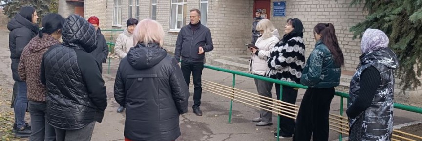 Сегодня, 22 октября, заведующий Ясиновским территориальным сектором Администрации городского округа Макеевка Донецкой Народной Республики Игорь Свинарь провел встречу с жителями на подведомственной территории пгт Ясиновка по...