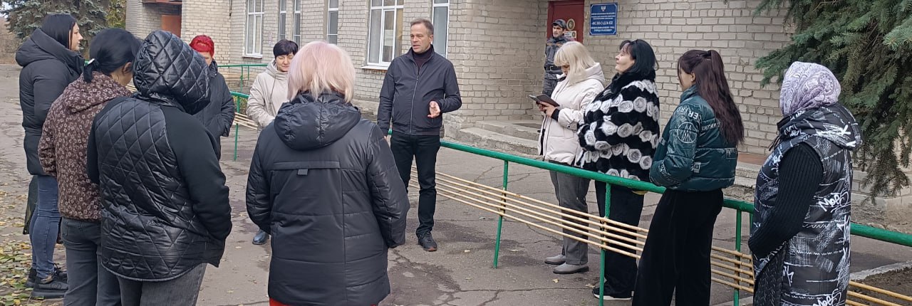 Сегодня, 22 октября, заведующий Ясиновским территориальным сектором Администрации городского округа Макеевка Донецкой Народной Республики Игорь Свинарь провел встречу с жителями на подведомственной территории пгт Ясиновка по...
