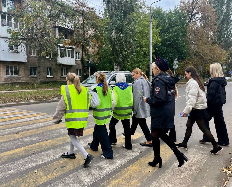 Госавтоинспекторы совместно с ЮИД провели мероприятие «Пешеходный переход» Госавтоинспекторы совместно с ЮИД провели мероприятие «Пешеходный переход»