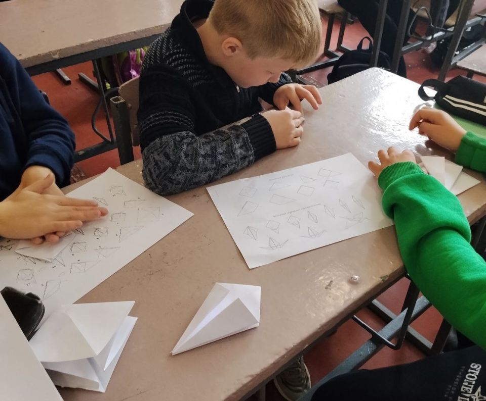 Сегодня, 22 октября, в образовательных учреждениях Кировского внутригородского района, в рамках проекта «Историческая память» Всероссийской политической партии «Единая Россия», прошла Акция памяти «День Белых Журавлей» Сегодня, 22 октября, в образовательных учреждениях Кировского внутригородского района, в рамках проекта «Историческая память» Всероссийской политической партии «Единая Россия», прошла Акция памяти «День Белых Журавлей»