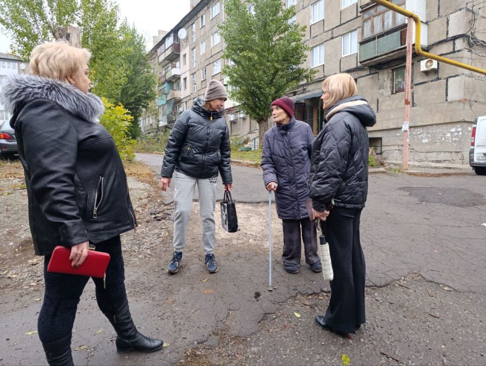 Сегодня, 21 октября во дворе дома № 7 по улице Ермощенко состоялась встреча заместителя руководителя Управы Червоногвардейского внутригородского района Администрации городского округа Макеевка Татьяны Задорожной с жителями... Сегодня, 21 октября во дворе дома № 7 по улице Ермощенко состоялась встреча заместителя руководителя Управы Червоногвардейского внутригородского района Администрации городского округа Макеевка Татьяны Задорожной с жителями...