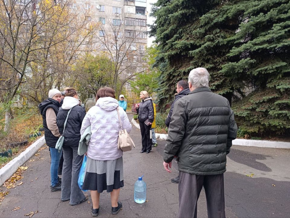 Сегодня, 21 октября заместитель руководителя Управы Червоногвардейского внутригородского района Администрации городского округа Макеевка Татьяна Задорожная провела встречу с жителями жилого массива Горького на придомовой...