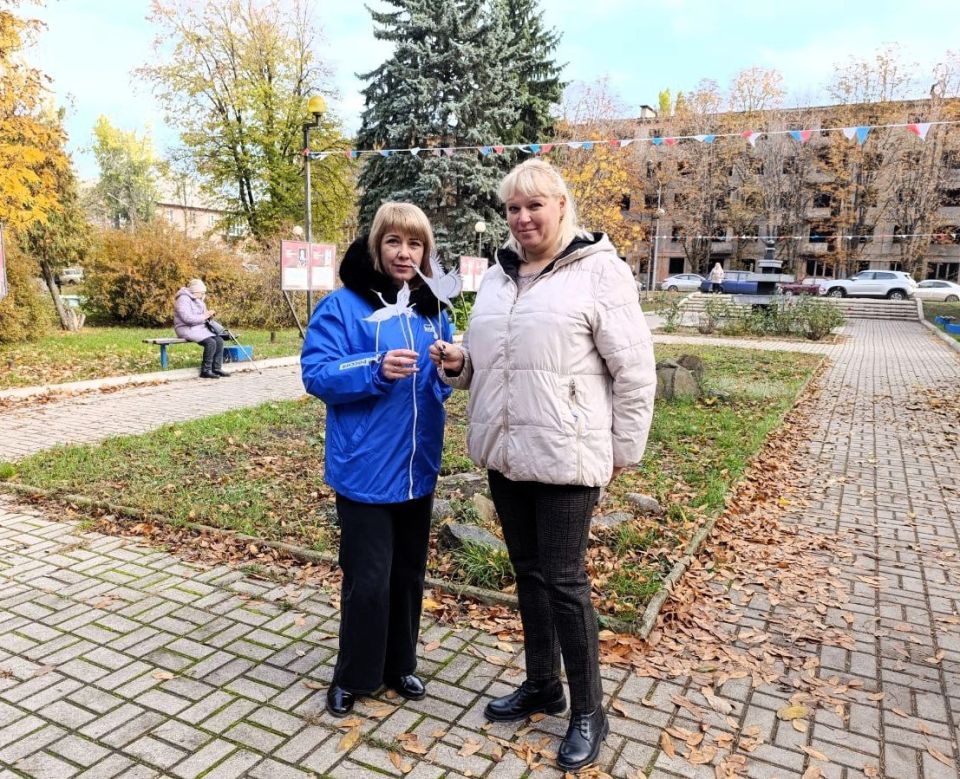 Сегодня, 22 октября, в рамках партийного проекта Единой России «Историческая память» и проекта «Эхо времен» Общественного Движения «Донецкая Республика» в Советском внутригородском районе городского округа Макеевка... Сегодня, 22 октября, в рамках партийного проекта Единой России «Историческая память» и проекта «Эхо времен» Общественного Движения «Донецкая Республика» в Советском внутригородском районе городского округа Макеевка...