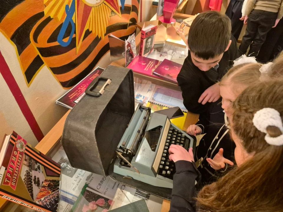 22 октября 2025 года в ГБОУ "НШ № 5 Г.О. МАКЕЕВКА" было проведено открытое мероприятие в школьном музее "Отечество нам - школа №5" в рамках Республиканской акции "Учиться в Донбассе" и социального проекта "Дети - детям" 22 октября 2025 года в ГБОУ "НШ № 5 Г.О. МАКЕЕВКА" было проведено открытое мероприятие в школьном музее "Отечество нам - школа №5" в рамках Республиканской акции "Учиться в Донбассе" и социального проекта "Дети - детям"