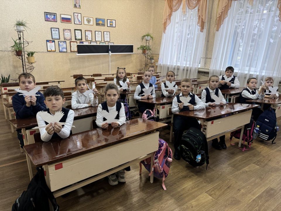 Сегодня, 22 октября, в образовательных учреждениях Кировского внутригородского района, в рамках проекта «Историческая память» Всероссийской политической партии «Единая Россия», прошла Акция памяти «День Белых Журавлей» Сегодня, 22 октября, в образовательных учреждениях Кировского внутригородского района, в рамках проекта «Историческая память» Всероссийской политической партии «Единая Россия», прошла Акция памяти «День Белых Журавлей»