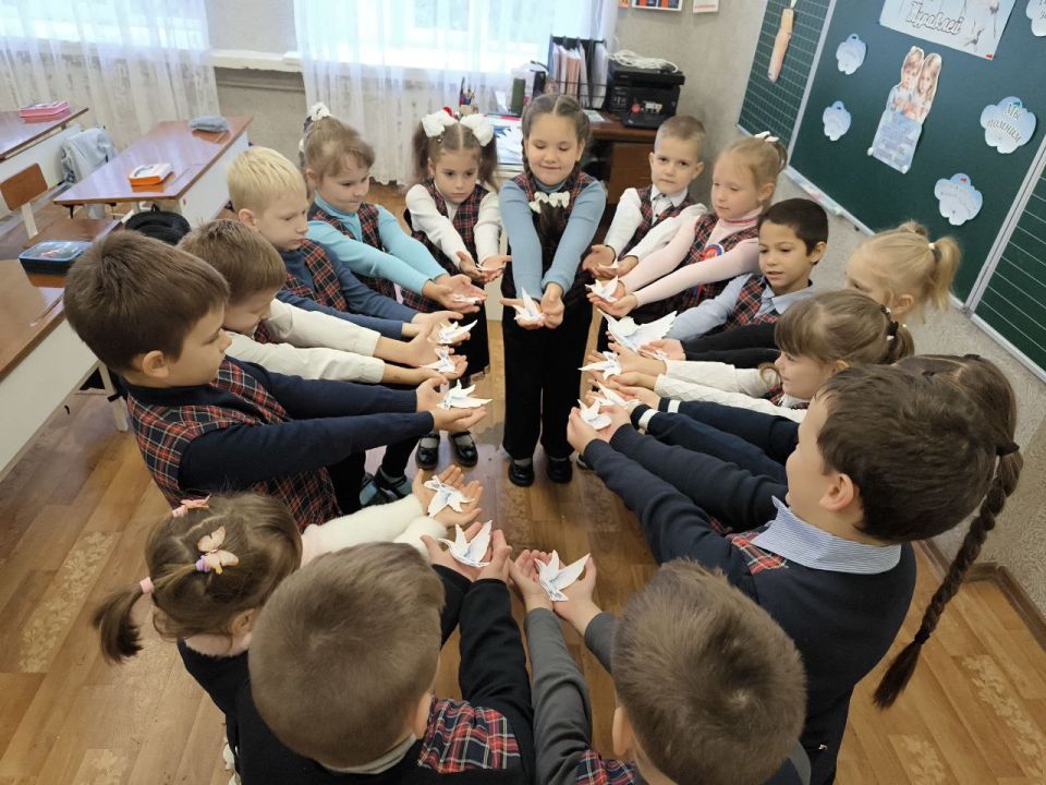 Сегодня, 22 октября, в образовательных учреждениях Кировского внутригородского района, в рамках проекта «Историческая память» Всероссийской политической партии «Единая Россия», прошла Акция памяти «День Белых Журавлей» Сегодня, 22 октября, в образовательных учреждениях Кировского внутригородского района, в рамках проекта «Историческая память» Всероссийской политической партии «Единая Россия», прошла Акция памяти «День Белых Журавлей»