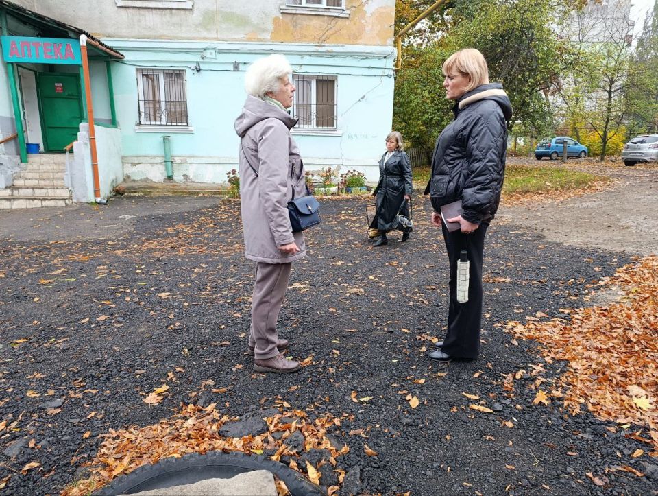 Сегодня, 21 октября во дворе дома № 7 по улице Ермощенко состоялась встреча заместителя руководителя Управы Червоногвардейского внутригородского района Администрации городского округа Макеевка Татьяны Задорожной с жителями...