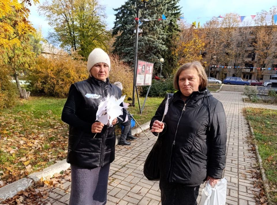 Сегодня, 22 октября, в рамках партийного проекта Единой России «Историческая память» и проекта «Эхо времен» Общественного Движения «Донецкая Республика» в Советском внутригородском районе городского округа Макеевка... Сегодня, 22 октября, в рамках партийного проекта Единой России «Историческая память» и проекта «Эхо времен» Общественного Движения «Донецкая Республика» в Советском внутригородском районе городского округа Макеевка...