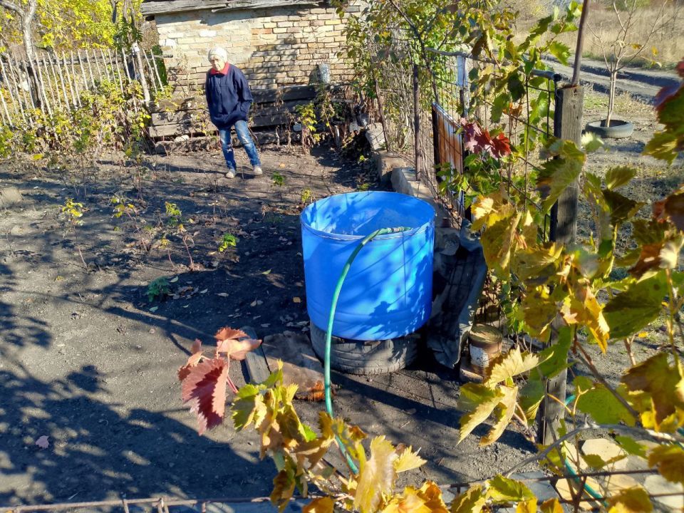 В Кировском внутригородском районе при поддержке региона-шефа Московская область продолжается подвоз воды для жителей домов, в которые в установленный графиком день не поступила вода