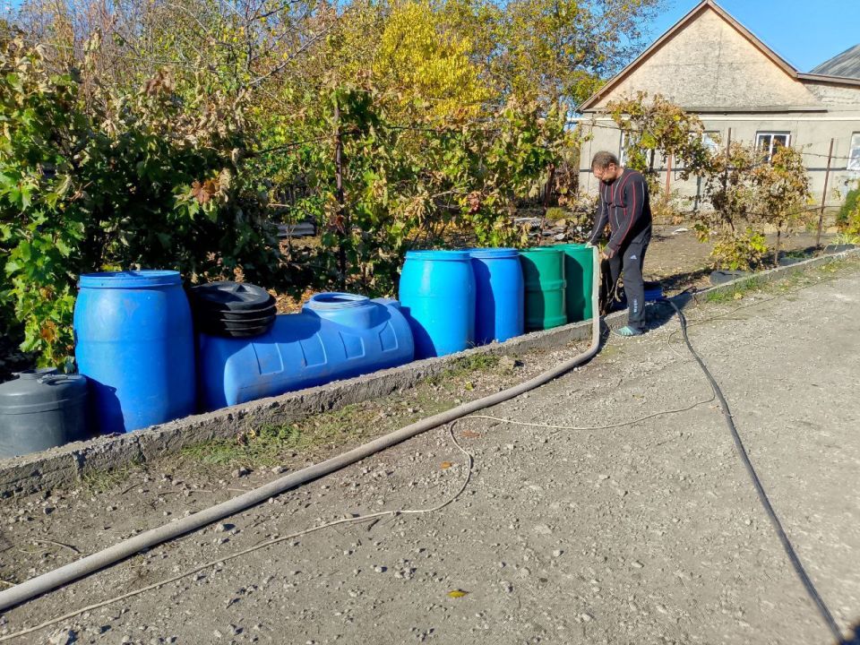 В Кировском внутригородском районе при поддержке региона-шефа Московская область продолжается подвоз воды для жителей домов, в которые в установленный графиком день не поступила вода В Кировском внутригородском районе при поддержке региона-шефа Московская область продолжается подвоз воды для жителей домов, в которые в установленный графиком день не поступила вода