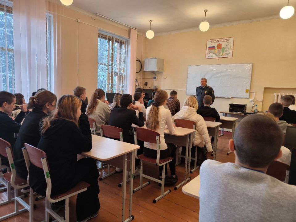 В Государственном бюджетном общеобразовательном учреждении «Основная школа № 90 городского округа Макеевка» Донецкой Народной Республики состоялась важная беседа, проведенная главным государственным инспектором по контролю и... В Государственном бюджетном общеобразовательном учреждении «Основная школа № 90 городского округа Макеевка» Донецкой Народной Республики состоялась важная беседа, проведенная главным государственным инспектором по контролю и...