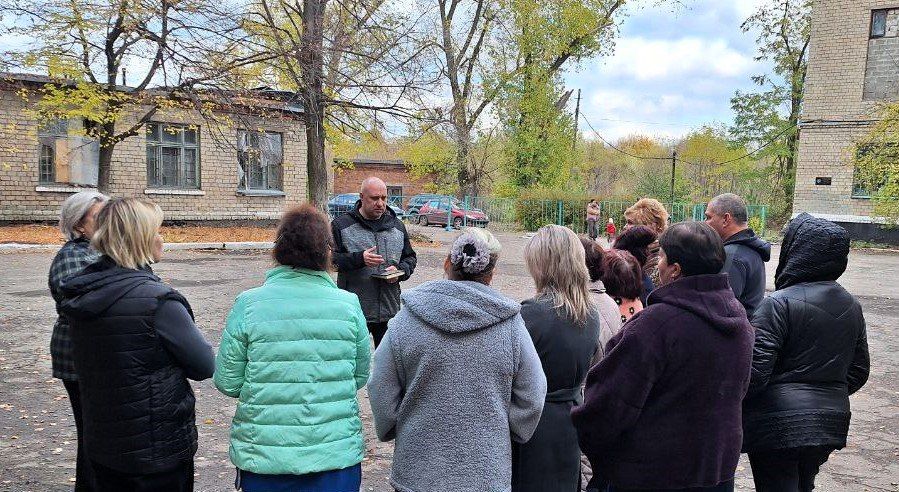 22 октября первый заместитель руководителя Управы Советского внутригородского района Администрации городского округа Макеевка Сергей Савельев провел встречу с жителями района возле Средней школы № 92 в жилом массиве... 22 октября первый заместитель руководителя Управы Советского внутригородского района Администрации городского округа Макеевка Сергей Савельев провел встречу с жителями района возле Средней школы № 92 в жилом массиве...