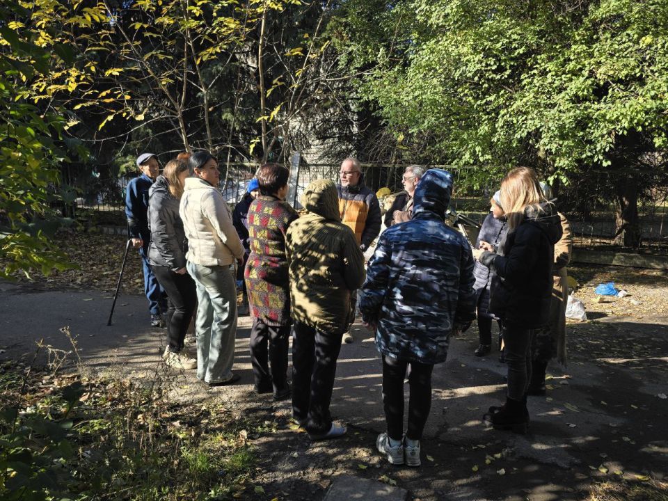 По поручению Главы ДНР Дениса Пушилина, сегодня, 23 октября, спикер-активист Павел Шакулин провел встречу с жителями Кировского района на подведомственной территории по ул. Циолковского, 137