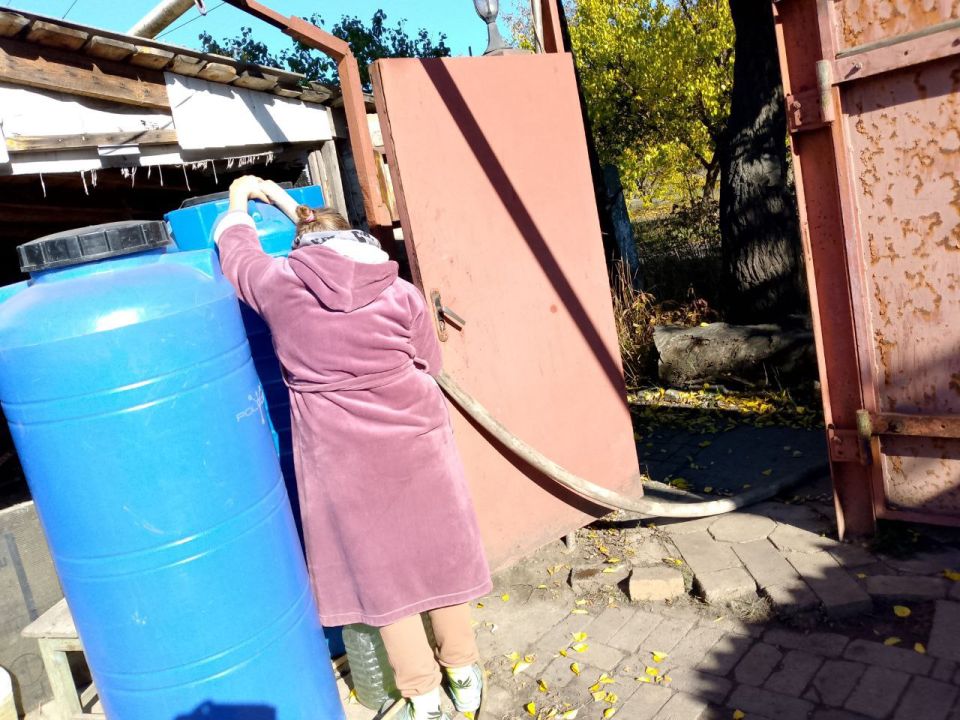 В Кировском внутригородском районе при поддержке региона-шефа Московская область продолжается подвоз воды для жителей домов, в которые в установленный графиком день не поступила вода В Кировском внутригородском районе при поддержке региона-шефа Московская область продолжается подвоз воды для жителей домов, в которые в установленный графиком день не поступила вода