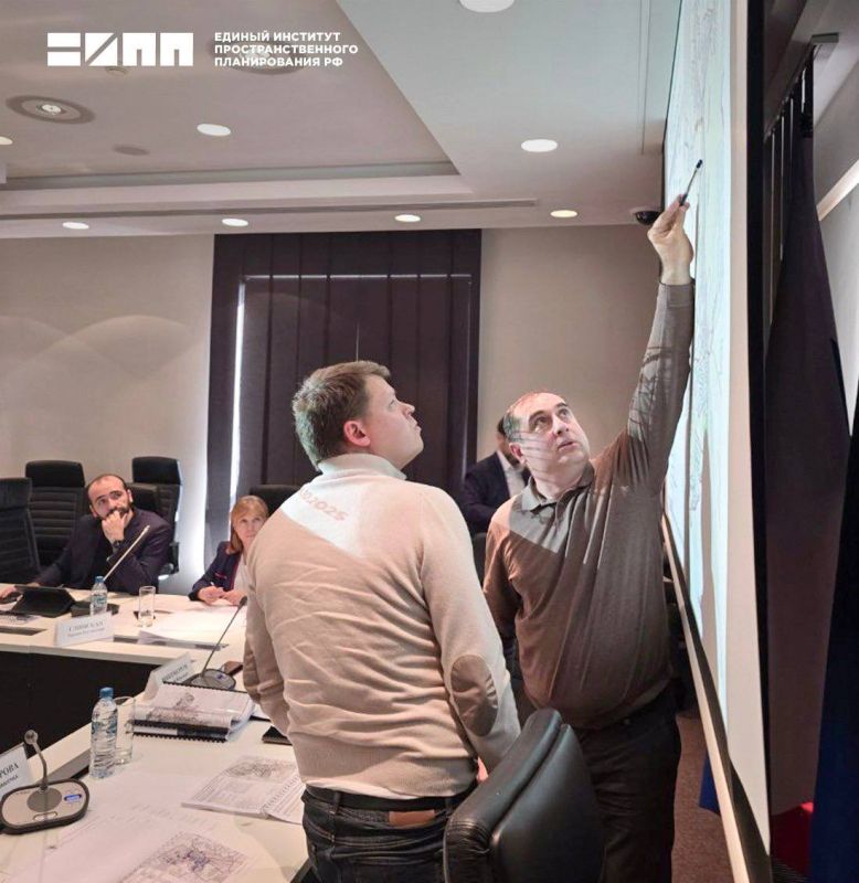 Развитие транспортной инфраструктуры городских округов Енакиево, Снежное и Горловка обсудили в Администрации ДНР Развитие транспортной инфраструктуры городских округов Енакиево, Снежное и Горловка обсудили в Администрации ДНР