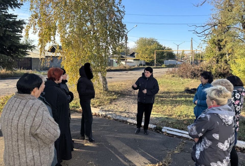 22 октября первый заместитель руководителя Управы Советского внутригородского района Администрации городского округа Макеевка Сергей Савельев провел встречу с жителями района возле Средней школы № 92 в жилом массиве... 22 октября первый заместитель руководителя Управы Советского внутригородского района Администрации городского округа Макеевка Сергей Савельев провел встречу с жителями района возле Средней школы № 92 в жилом массиве...