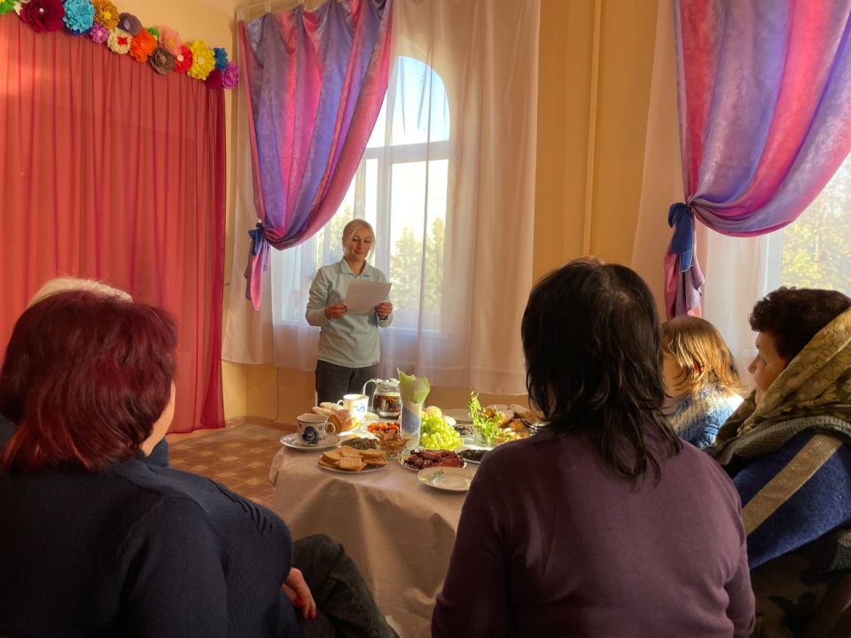 Сегодня, 23 октября в ГБУ СО «ЦСОН Червоногвардейского района города Макеевки» в рамках партийного проекта «Старшее поколение» партии «Единая Россия» для получателей социальных услуг центра прошли посиделки "Мы за чаем не...