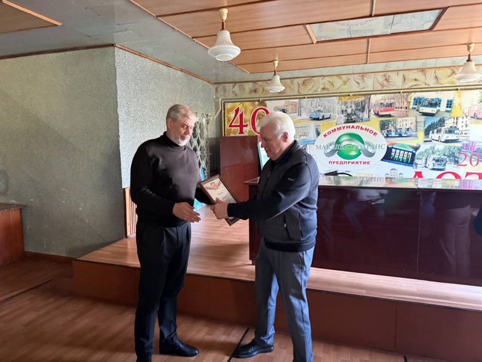 23 октября руководитель Управы Центрально-Городского внутригородского района Владимир Меша встретился с трудовым коллективом МУП АГМ «Макэлектротранс» и принял участие в торжественном мероприятии, посвящённом Дню работника... 23 октября руководитель Управы Центрально-Городского внутригородского района Владимир Меша встретился с трудовым коллективом МУП АГМ «Макэлектротранс» и принял участие в торжественном мероприятии, посвящённом Дню работника...