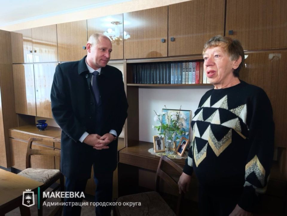 В Макеевке нуждающимся жителям передали подарочные наборы В Макеевке нуждающимся жителям передали подарочные наборы