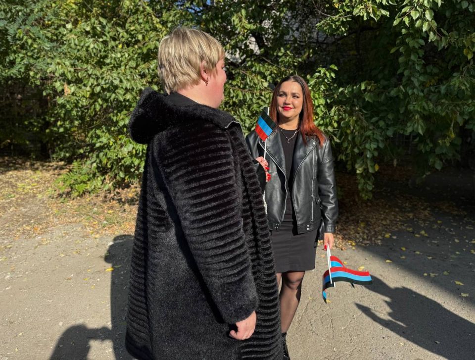 Сегодня, 24 октября, в канун Дня Государственного флага Донецкой Народной Республики активисты местного отделения Общественного Движения «Донецкая Республика» района приняли участие в акции «Флаг овеянный славой» Сегодня, 24 октября, в канун Дня Государственного флага Донецкой Народной Республики активисты местного отделения Общественного Движения «Донецкая Республика» района приняли участие в акции «Флаг овеянный славой»