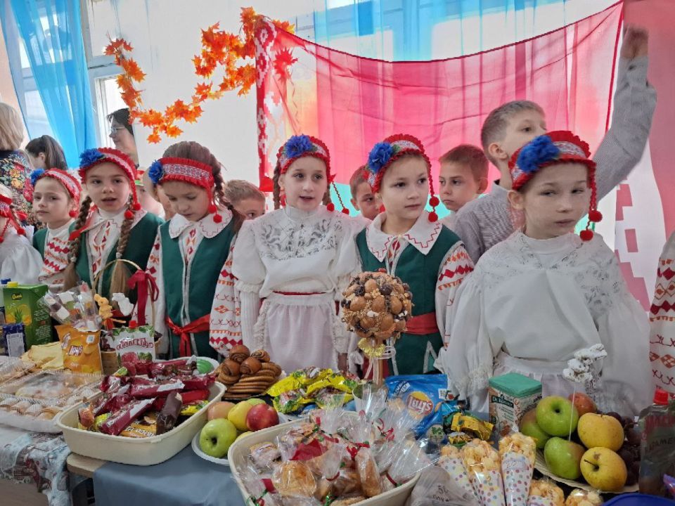 В преддверии осенних каникул в ГБОУ "СШ № 93 Г.О. МАКЕЕВКА" состоялась осенняя ярмарка , приуроченная ко Дню народного единства В преддверии осенних каникул в ГБОУ "СШ № 93 Г.О. МАКЕЕВКА" состоялась осенняя ярмарка , приуроченная ко Дню народного единства