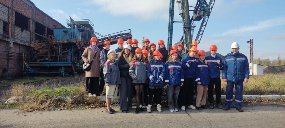 В рамках акции "Учиться в Донбассе" 24 октября 2025 года учащиеся 8-Б класса ГБОУ "СШ № 59 Г.О. МАКЕЕВКА" совершили увлекательную экскурсию на Ясиновский коксохимический завод, филиал Южного горно-металлургического комплекса В рамках акции "Учиться в Донбассе" 24 октября 2025 года учащиеся 8-Б класса ГБОУ "СШ № 59 Г.О. МАКЕЕВКА" совершили увлекательную экскурсию на Ясиновский коксохимический завод, филиал Южного горно-металлургического комплекса