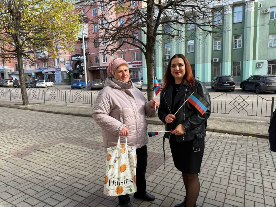 Сегодня, 24 октября, в канун Дня Государственного флага Донецкой Народной Республики активисты местного отделения Общественного Движения «Донецкая Республика» района приняли участие в акции «Флаг овеянный славой» Сегодня, 24 октября, в канун Дня Государственного флага Донецкой Народной Республики активисты местного отделения Общественного Движения «Донецкая Республика» района приняли участие в акции «Флаг овеянный славой»