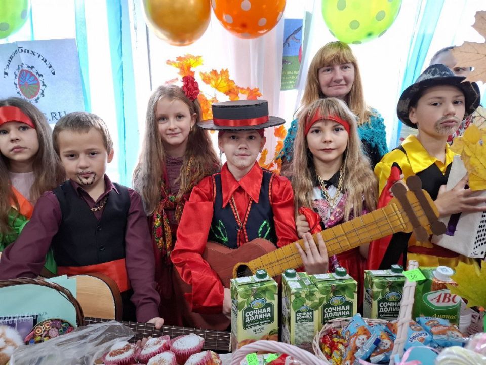 В преддверии осенних каникул в ГБОУ "СШ № 93 Г.О. МАКЕЕВКА" состоялась осенняя ярмарка , приуроченная ко Дню народного единства В преддверии осенних каникул в ГБОУ "СШ № 93 Г.О. МАКЕЕВКА" состоялась осенняя ярмарка , приуроченная ко Дню народного единства