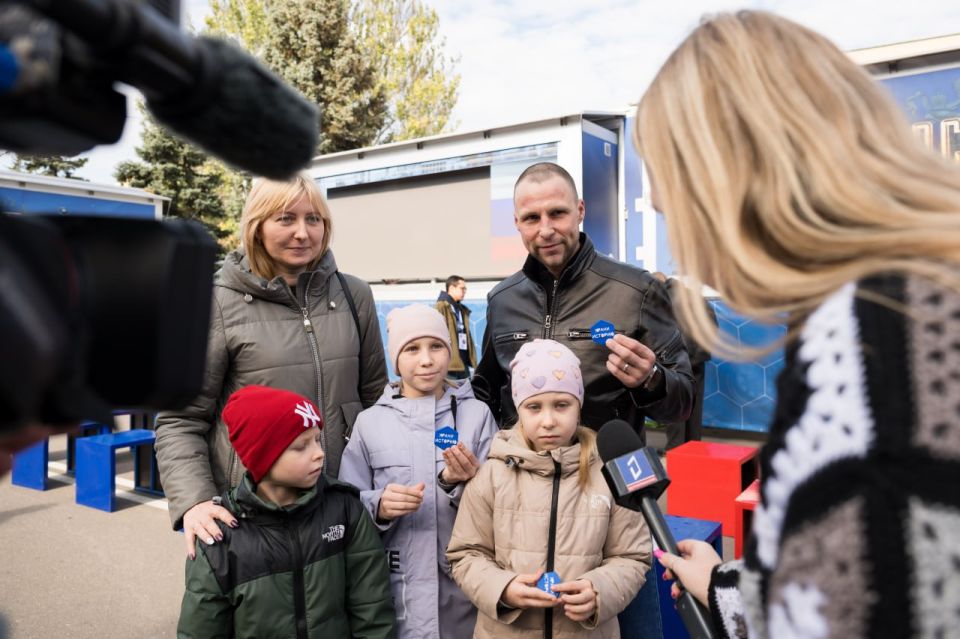 Фотоальбом из Макеевки. Помимо тёплых воспоминаний о городе и ярких впечатлений от фестиваля «Проводник истории», мы привезли из Макеевки сотни фотографий Фотоальбом из Макеевки. Помимо тёплых воспоминаний о городе и ярких впечатлений от фестиваля «Проводник истории», мы привезли из Макеевки сотни фотографий