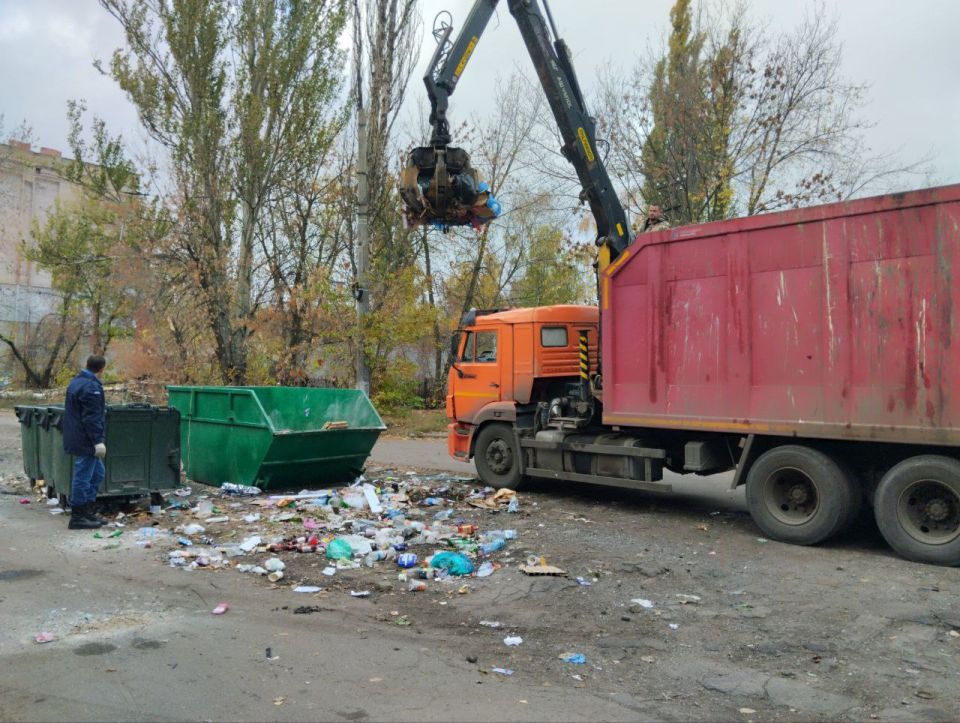 Сегодня, 24 октября с целью приведения территории в надлежащее санитарное состояние выполнены работы по вывозу крупногабаритных накоплений мусора на контейнерных площадках по адресам: ул. Ленина, д. 153, д. 155; кв-л Химик... Сегодня, 24 октября с целью приведения территории в надлежащее санитарное состояние выполнены работы по вывозу крупногабаритных накоплений мусора на контейнерных площадках по адресам: ул. Ленина, д. 153, д. 155; кв-л Химик...