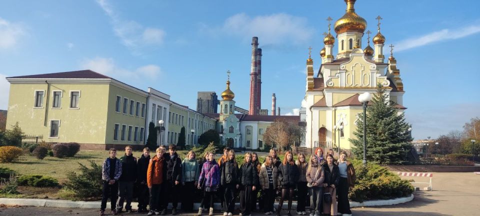 В рамках акции "Учиться в Донбассе" 24 октября 2025 года учащиеся 8-Б класса ГБОУ "СШ № 59 Г.О. МАКЕЕВКА" совершили увлекательную экскурсию на Ясиновский коксохимический завод, филиал Южного горно-металлургического комплекса В рамках акции "Учиться в Донбассе" 24 октября 2025 года учащиеся 8-Б класса ГБОУ "СШ № 59 Г.О. МАКЕЕВКА" совершили увлекательную экскурсию на Ясиновский коксохимический завод, филиал Южного горно-металлургического комплекса