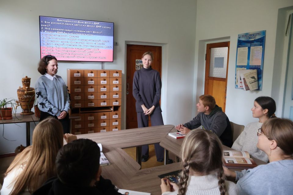 24 октября для пользователей детской библиотеки им. Л.И. Глебова проведена игровая программа «Под флагом молодым» 24 октября для пользователей детской библиотеки им. Л.И. Глебова проведена игровая программа «Под флагом молодым»