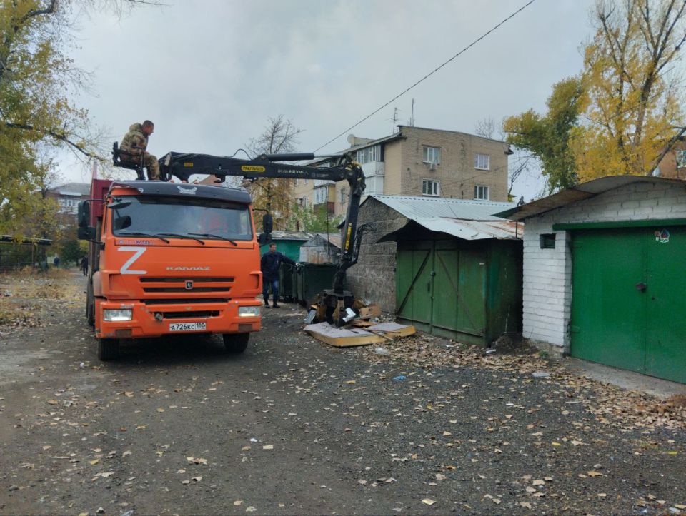 Сегодня, 24 октября с целью приведения территории в надлежащее санитарное состояние выполнены работы по вывозу крупногабаритных накоплений мусора на контейнерных площадках по адресам: ул. Ленина, д. 153, д. 155; кв-л Химик... Сегодня, 24 октября с целью приведения территории в надлежащее санитарное состояние выполнены работы по вывозу крупногабаритных накоплений мусора на контейнерных площадках по адресам: ул. Ленина, д. 153, д. 155; кв-л Химик...