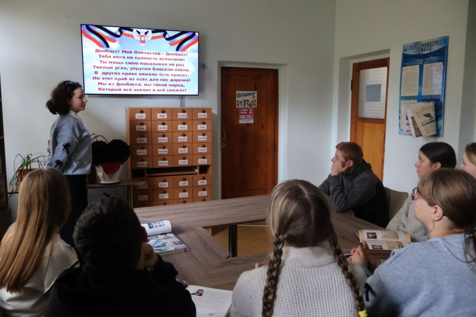 24 октября для пользователей детской библиотеки им. Л.И. Глебова проведена игровая программа «Под флагом молодым» 24 октября для пользователей детской библиотеки им. Л.И. Глебова проведена игровая программа «Под флагом молодым»