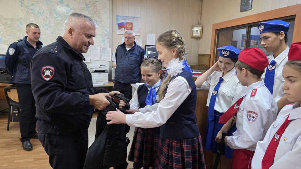 Полицейские рассказали школьникам о специфике работы ГИБДД Полицейские рассказали школьникам о специфике работы ГИБДД