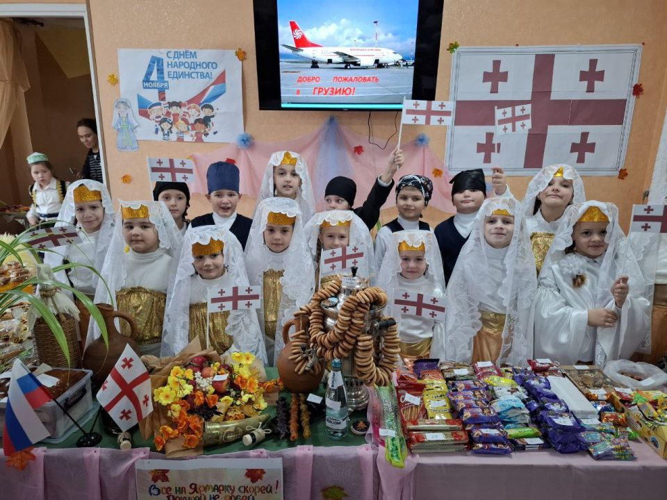 В преддверии осенних каникул в ГБОУ "СШ № 93 Г.О. МАКЕЕВКА" состоялась осенняя ярмарка , приуроченная ко Дню народного единства В преддверии осенних каникул в ГБОУ "СШ № 93 Г.О. МАКЕЕВКА" состоялась осенняя ярмарка , приуроченная ко Дню народного единства