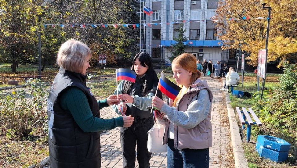 Сегодня, 24 октября, в преддверии Дня Государственного флага Донецкой Народной Республики в рамках партийного проекта Единой России «Историческая память» и проекта «Эхо времен» Общественного Движения «Донецкая Республика» в... Сегодня, 24 октября, в преддверии Дня Государственного флага Донецкой Народной Республики в рамках партийного проекта Единой России «Историческая память» и проекта «Эхо времен» Общественного Движения «Донецкая Республика» в...