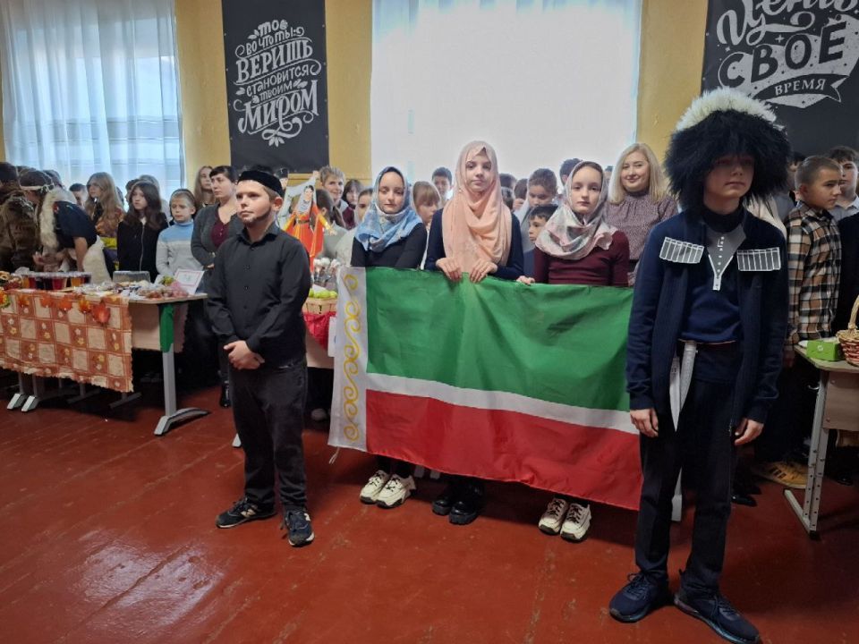 В преддверии осенних каникул в ГБОУ "СШ № 93 Г.О. МАКЕЕВКА" состоялась осенняя ярмарка , приуроченная ко Дню народного единства В преддверии осенних каникул в ГБОУ "СШ № 93 Г.О. МАКЕЕВКА" состоялась осенняя ярмарка , приуроченная ко Дню народного единства