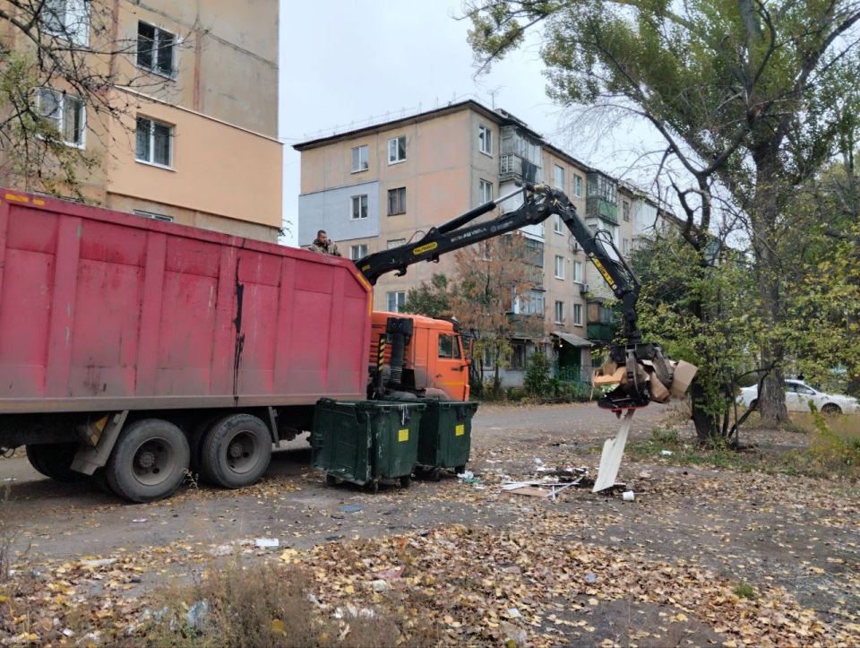 Сегодня, 24 октября с целью приведения территории в надлежащее санитарное состояние выполнены работы по вывозу крупногабаритных накоплений мусора на контейнерных площадках по адресам: ул. Ленина, д. 153, д. 155; кв-л Химик... Сегодня, 24 октября с целью приведения территории в надлежащее санитарное состояние выполнены работы по вывозу крупногабаритных накоплений мусора на контейнерных площадках по адресам: ул. Ленина, д. 153, д. 155; кв-л Химик...
