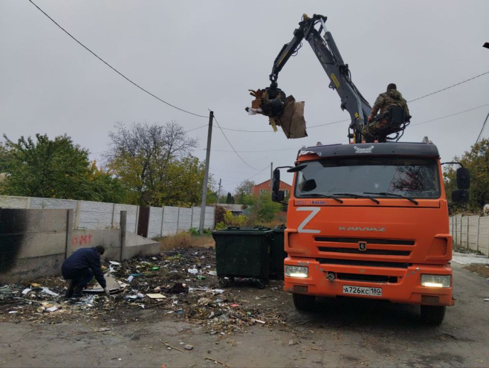 Сегодня, 24 октября с целью приведения территории в надлежащее санитарное состояние выполнены работы по вывозу крупногабаритных накоплений мусора на контейнерных площадках по адресам: ул. Ленина, д. 153, д. 155; кв-л Химик... Сегодня, 24 октября с целью приведения территории в надлежащее санитарное состояние выполнены работы по вывозу крупногабаритных накоплений мусора на контейнерных площадках по адресам: ул. Ленина, д. 153, д. 155; кв-л Химик...